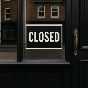 Geschlossenes Ladengeschäft mit „Closed“-Schild, Symbol für kleine Betriebe unter Druck
