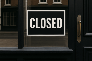 Geschlossenes Ladengeschäft mit „Closed“-Schild, Symbol für kleine Betriebe unter Druck