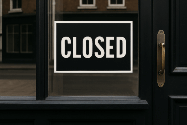 Geschlossenes Ladengeschäft mit „Closed“-Schild, Symbol für kleine Betriebe unter Druck