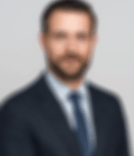 Geschäftsmann in modernem Anzug – Symbol für Unternehmensberatung und strategische Lösungen