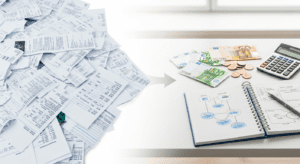 Ein Bild, das den Übergang von finanzieller Unübersichtlichkeit zu Klarheit darstellt, mit chaotischen Rechnungen auf der linken Seite und einem aufgeräumten Schreibtisch mit geordneten Euro-Banknoten und Diagrammen auf der rechten Seite.