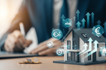 Ein modernes Hausmodell auf einem Schreibtisch, umgeben von abstrakten Symbolen für Förderung und Unterstützung, wie aufsteigende Pfeile und stilisierte Euromünzen. Im Hintergrund ist ein warmes Licht zu sehen, das Hoffnung und Klarheit symbolisiert.